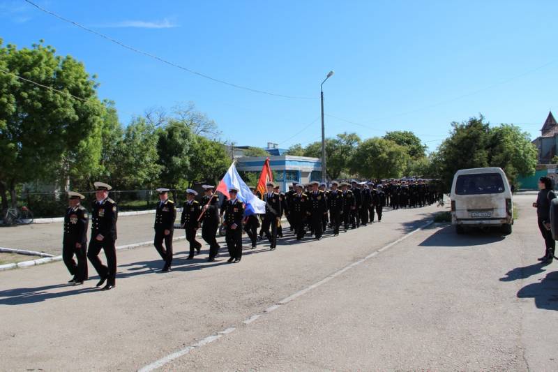 torzhestvennaya_chastj_prohozhdenie_lichnogo_sostava_garnizona_koncert_09_05_2016_02_web_02